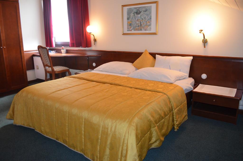 Guest House Gostisce Jutrisa Rogatec Exteriör bild
