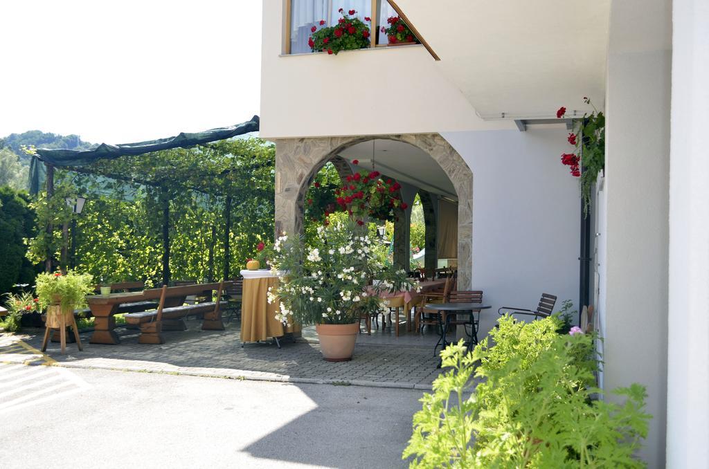 Guest House Gostisce Jutrisa Rogatec Exteriör bild